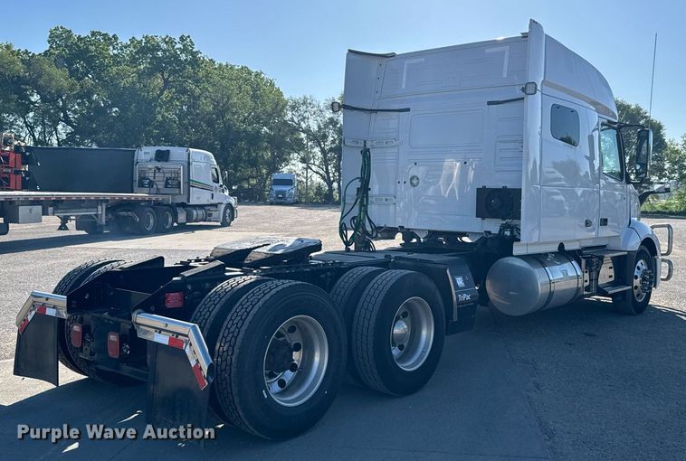 image for item EG6436 2021 Volvo VNL semi truck