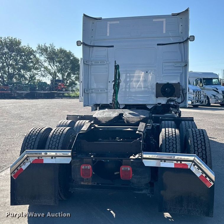 image for item EG6436 2021 Volvo VNL semi truck