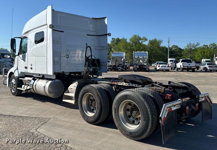 image for item EG6436 2021 Volvo VNL semi truck