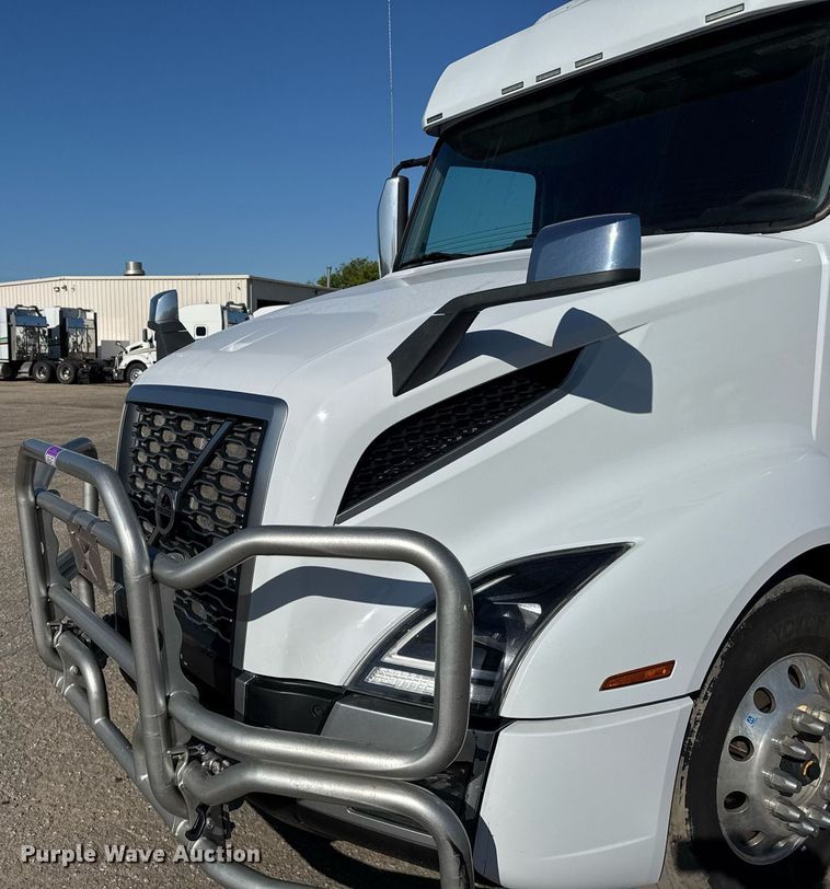 image for item EG6436 2021 Volvo VNL semi truck
