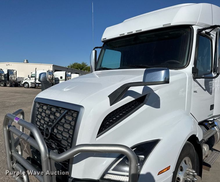 image for item EG6436 2021 Volvo VNL semi truck