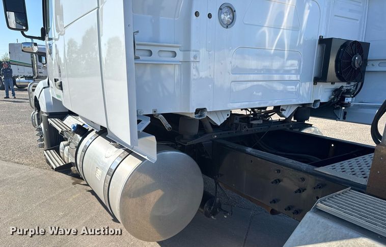 image for item EG6436 2021 Volvo VNL semi truck