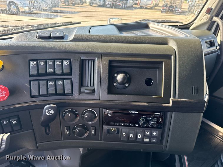 image for item EG6436 2021 Volvo VNL semi truck