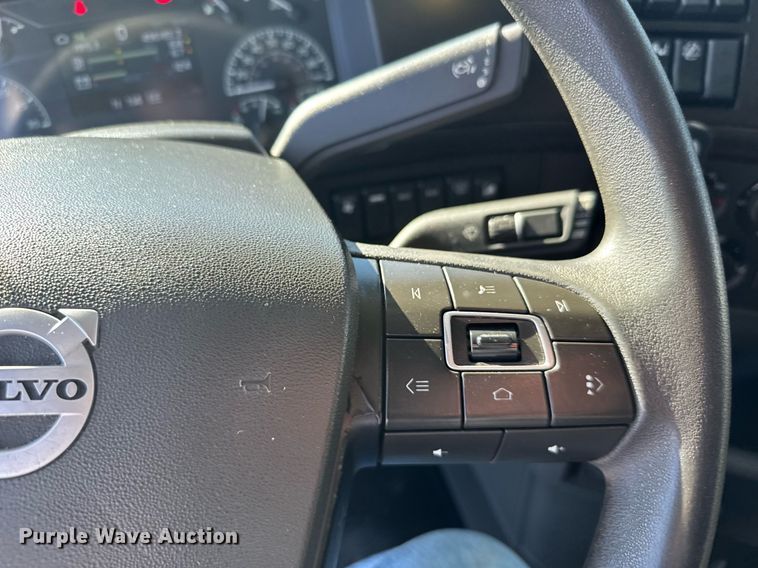 image for item EG6436 2021 Volvo VNL semi truck