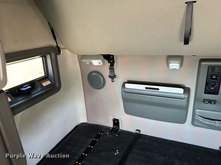 image for item EG6436 2021 Volvo VNL semi truck