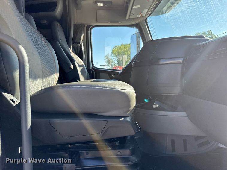 image for item EG6436 2021 Volvo VNL semi truck