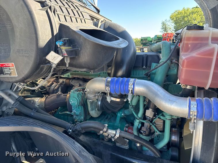 image for item EG6436 2021 Volvo VNL semi truck