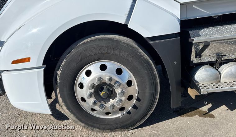 image for item EG6436 2021 Volvo VNL semi truck