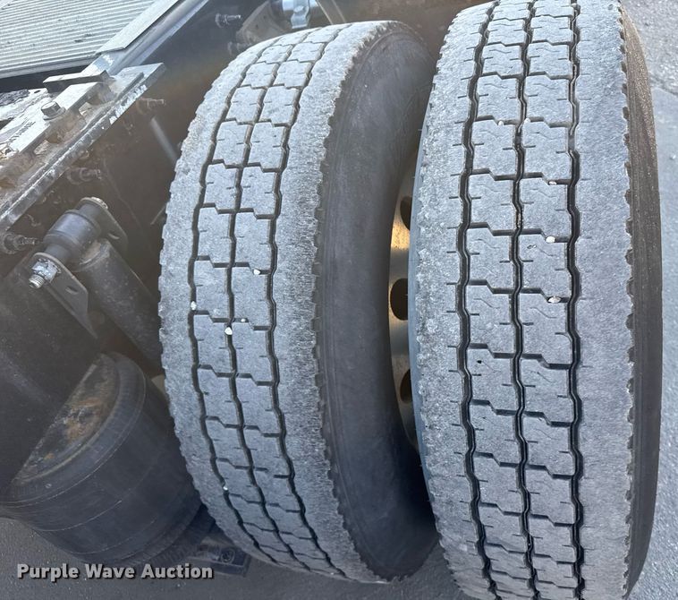 image for item EG6436 2021 Volvo VNL semi truck