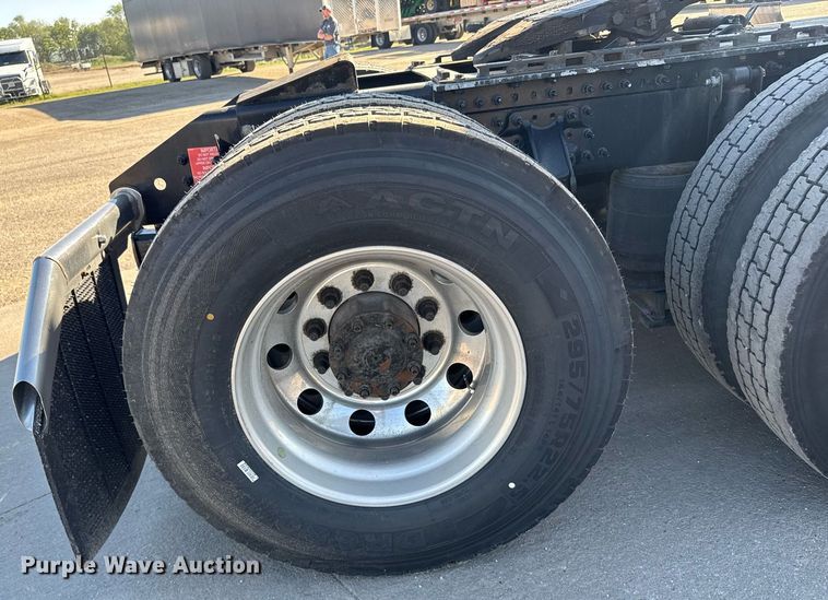 image for item EG6436 2021 Volvo VNL semi truck