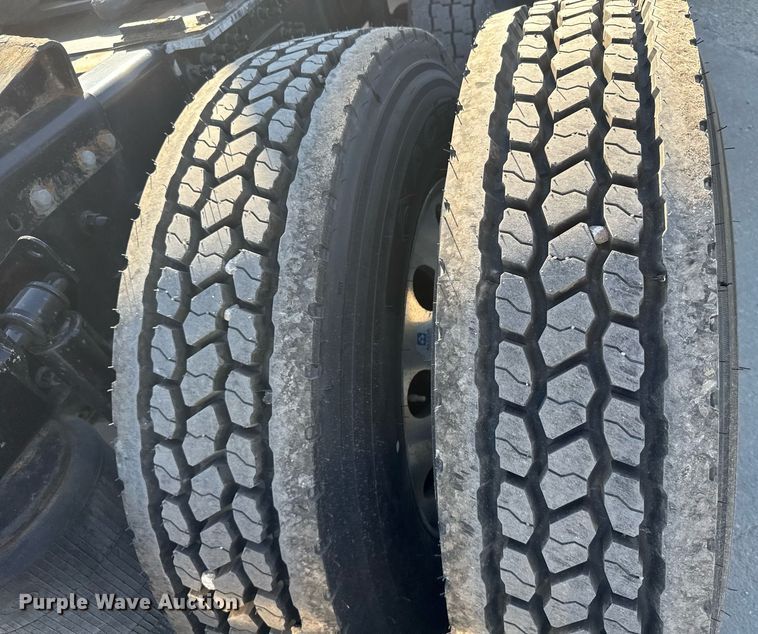 image for item EG6436 2021 Volvo VNL semi truck