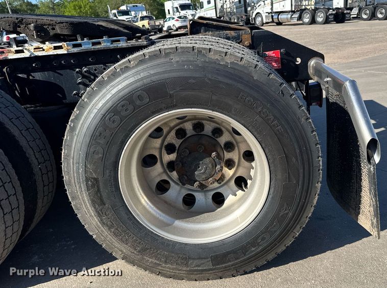 image for item EG6436 2021 Volvo VNL semi truck