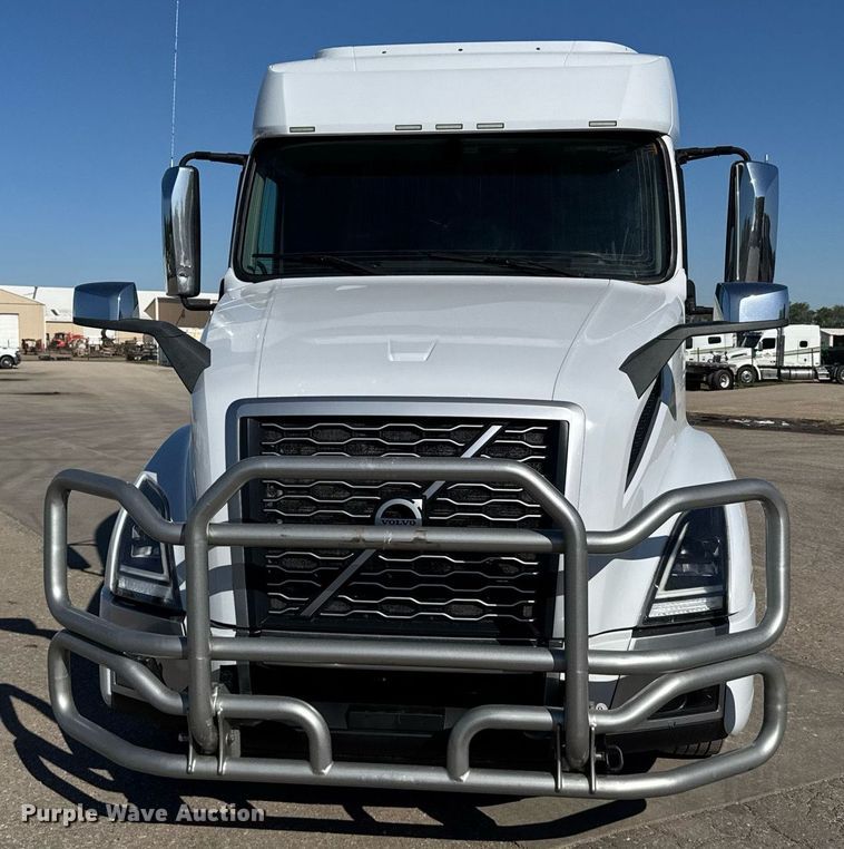 image for item EG6437 2021 Volvo VNL semi truck