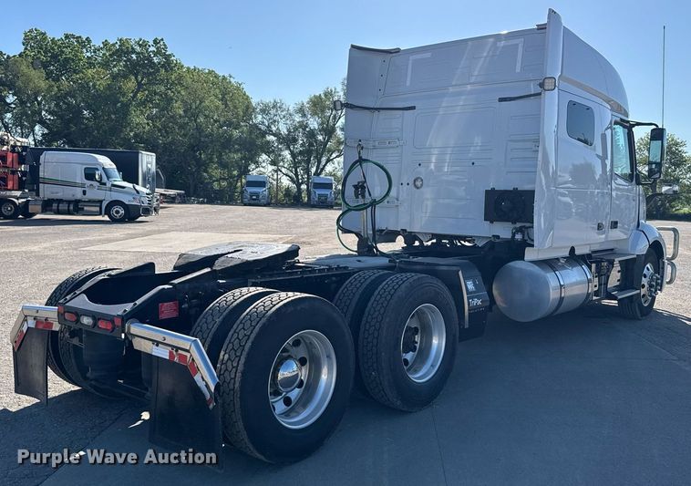 image for item EG6437 2021 Volvo VNL semi truck