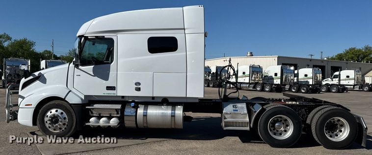 image for item EG6437 2021 Volvo VNL semi truck