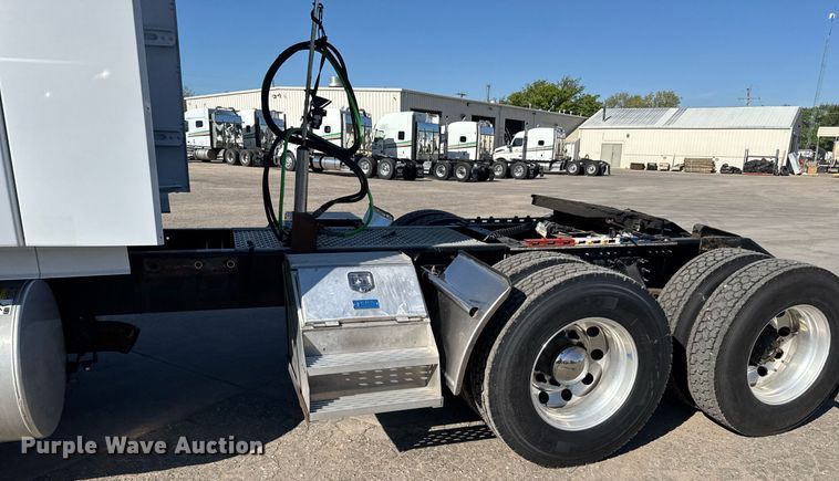 image for item EG6437 2021 Volvo VNL semi truck