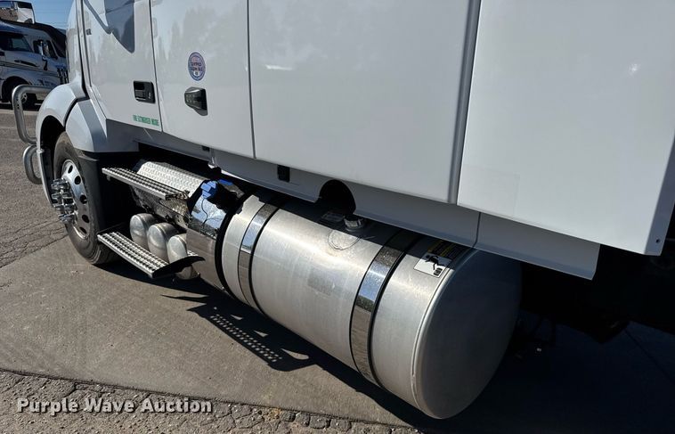 image for item EG6437 2021 Volvo VNL semi truck