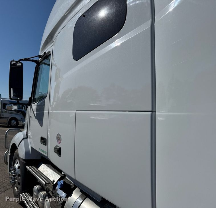 image for item EG6437 2021 Volvo VNL semi truck