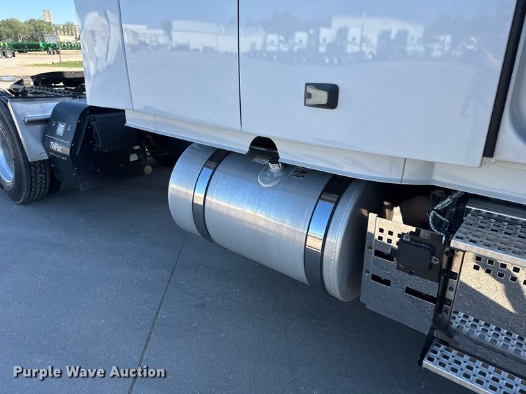 image for item EG6437 2021 Volvo VNL semi truck