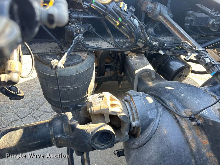 image for item EG6437 2021 Volvo VNL semi truck