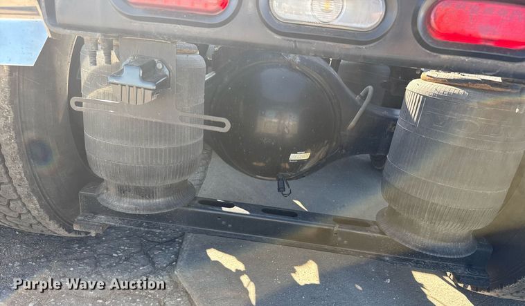 image for item EG6437 2021 Volvo VNL semi truck