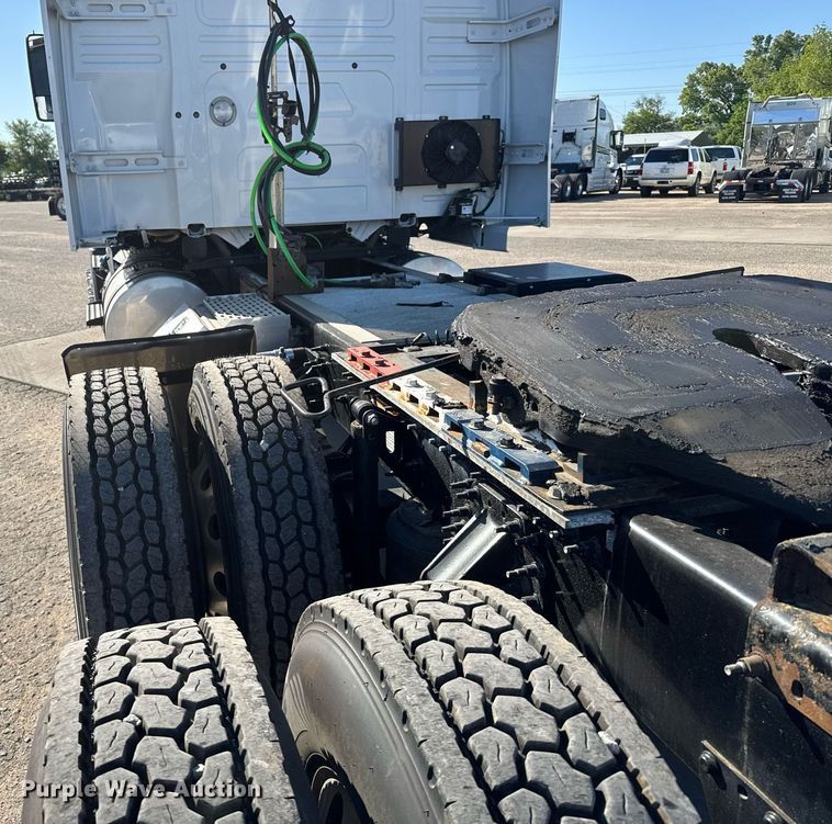 image for item EG6437 2021 Volvo VNL semi truck