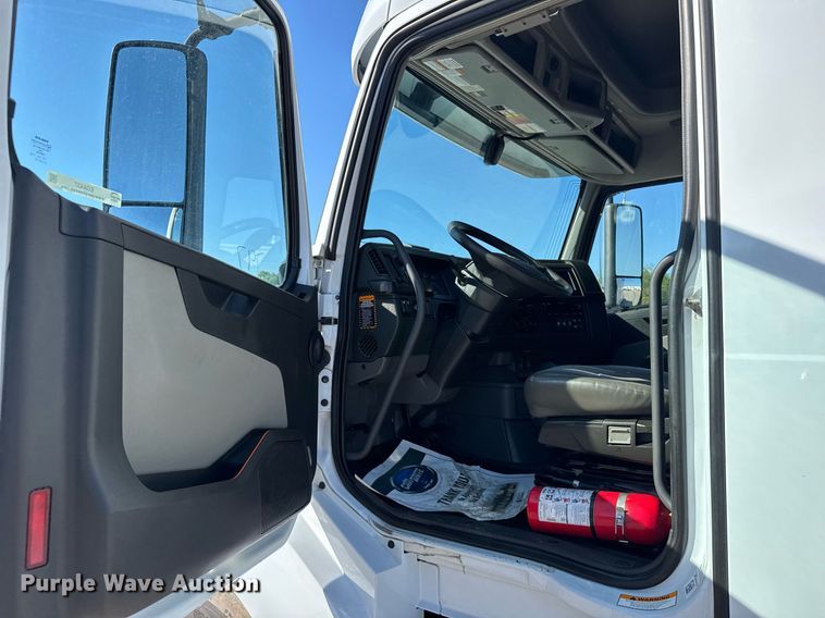 image for item EG6437 2021 Volvo VNL semi truck