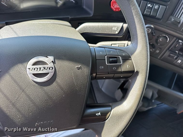 image for item EG6437 2021 Volvo VNL semi truck