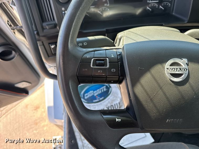 image for item EG6437 2021 Volvo VNL semi truck