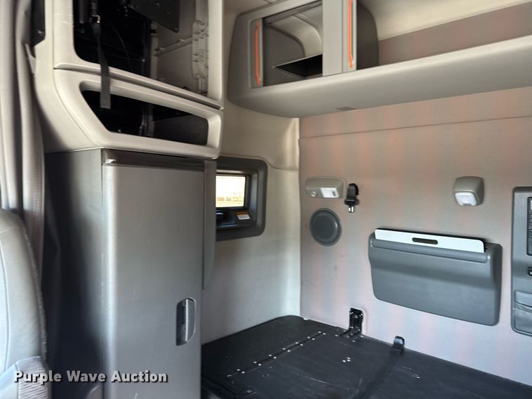 image for item EG6437 2021 Volvo VNL semi truck