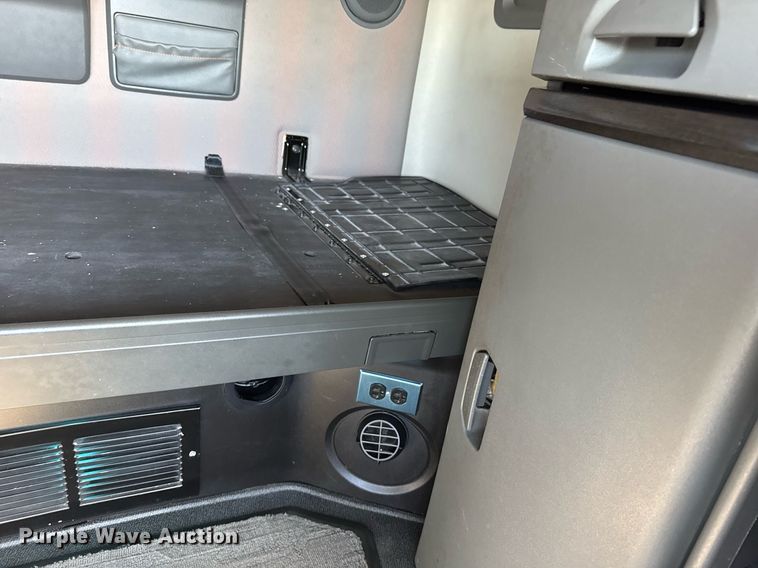 image for item EG6437 2021 Volvo VNL semi truck