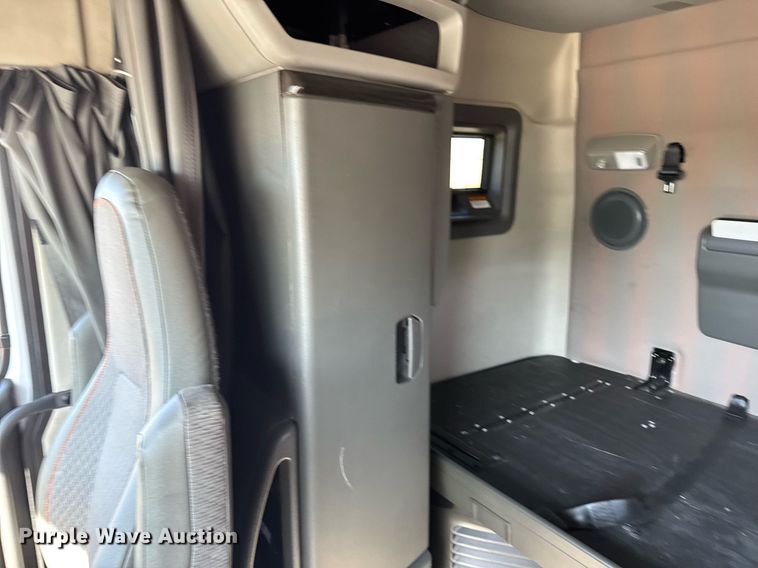 image for item EG6437 2021 Volvo VNL semi truck