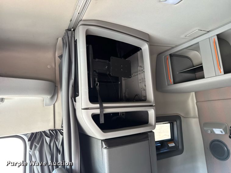 image for item EG6437 2021 Volvo VNL semi truck