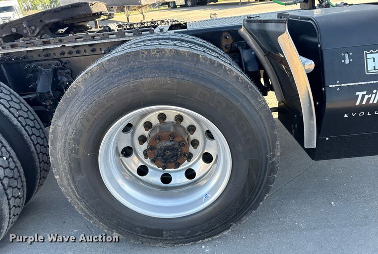 image for item EG6437 2021 Volvo VNL semi truck