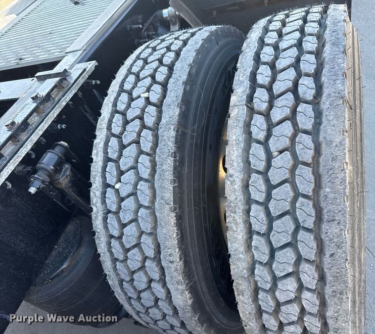 image for item EG6437 2021 Volvo VNL semi truck