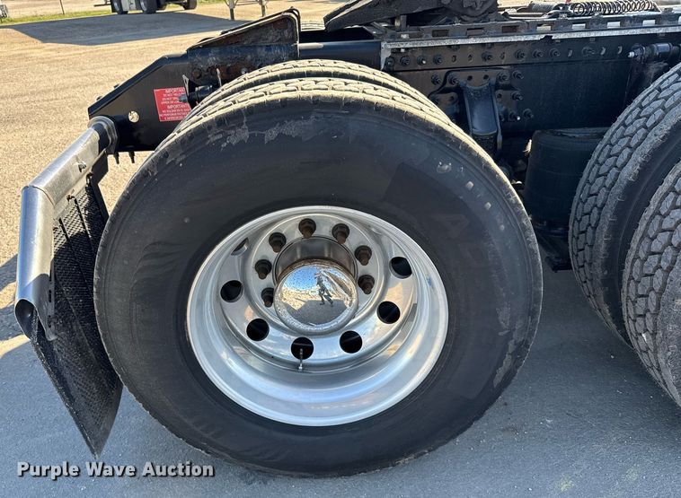 image for item EG6437 2021 Volvo VNL semi truck