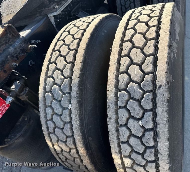 image for item EG6437 2021 Volvo VNL semi truck