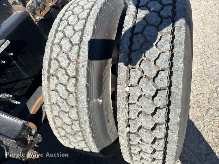 image for item EG6437 2021 Volvo VNL semi truck