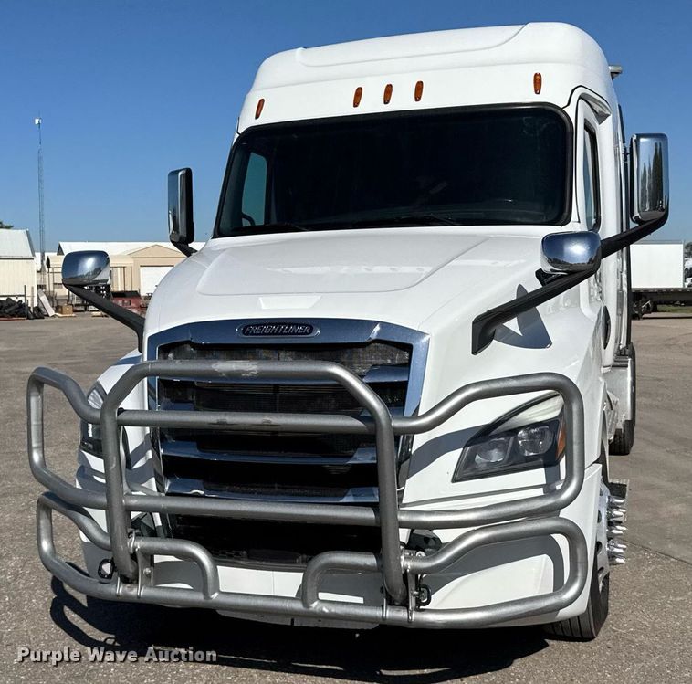 image for item EG6438 2019 Freightliner Cascadia semi truck