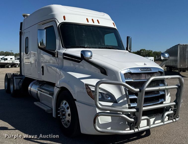 image for item EG6438 2019 Freightliner Cascadia semi truck