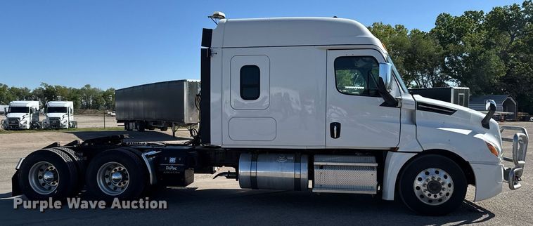 image for item EG6438 2019 Freightliner Cascadia semi truck