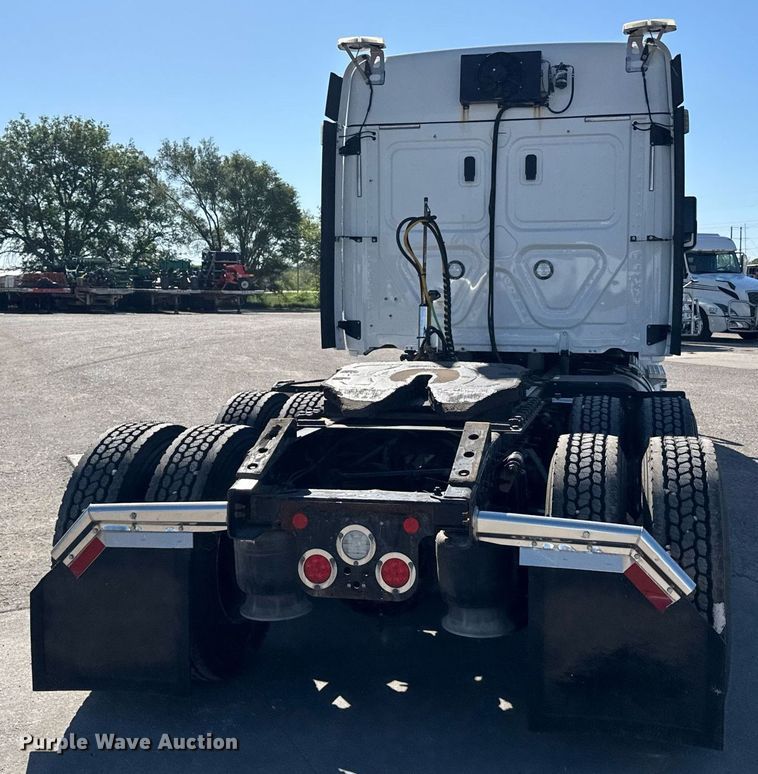 image for item EG6438 2019 Freightliner Cascadia semi truck