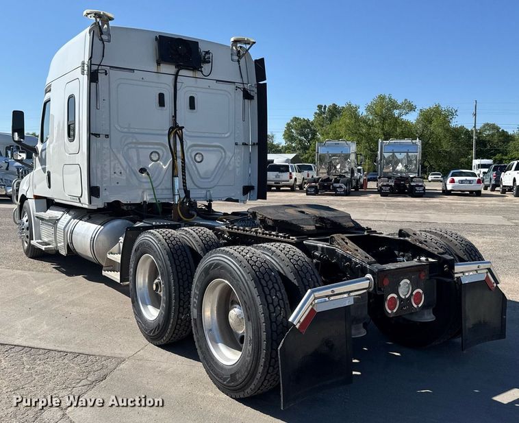image for item EG6438 2019 Freightliner Cascadia semi truck