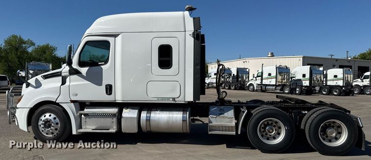 image for item EG6438 2019 Freightliner Cascadia semi truck