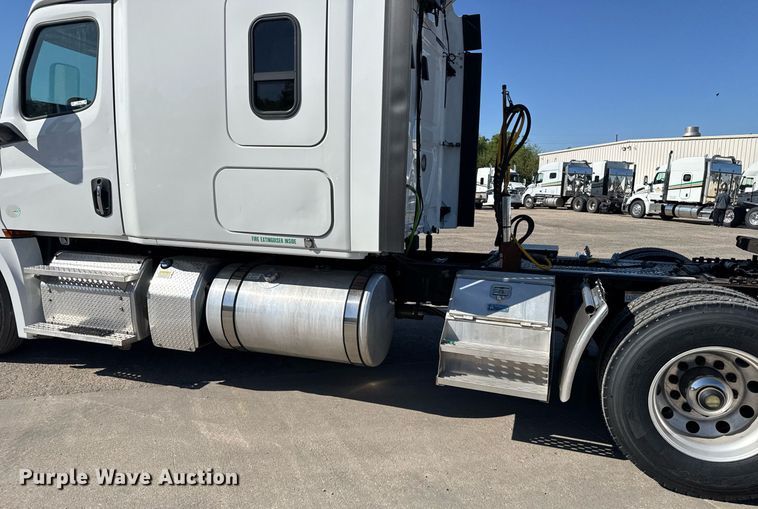 image for item EG6438 2019 Freightliner Cascadia semi truck