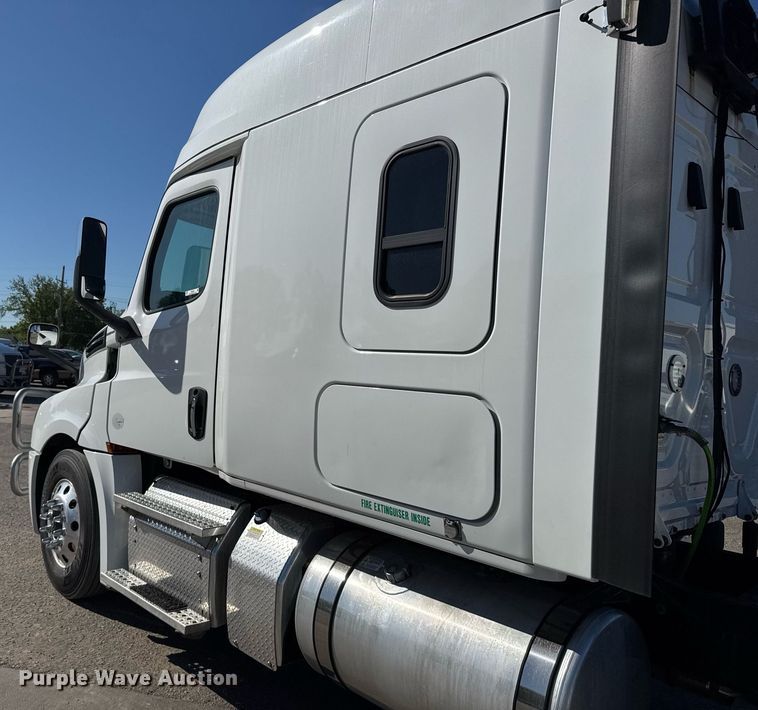 image for item EG6438 2019 Freightliner Cascadia semi truck