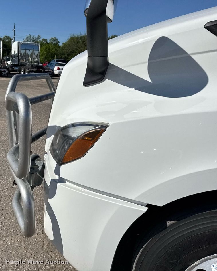 image for item EG6438 2019 Freightliner Cascadia semi truck