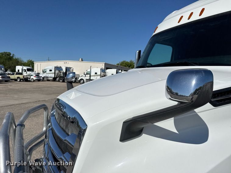 image for item EG6438 2019 Freightliner Cascadia semi truck