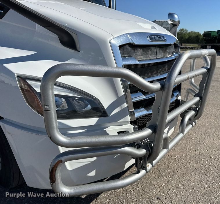 image for item EG6438 2019 Freightliner Cascadia semi truck