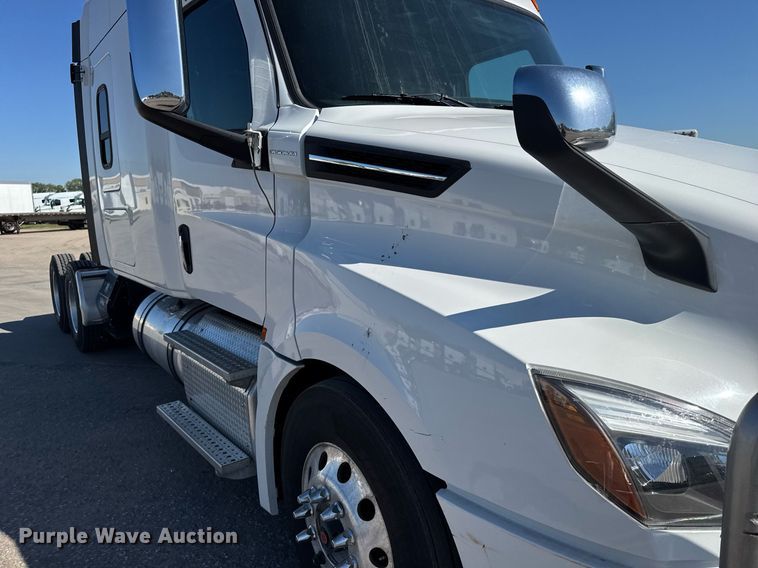 image for item EG6438 2019 Freightliner Cascadia semi truck